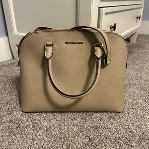 EUC Michael Kors cindy dome satchel purse crossbody in oyster